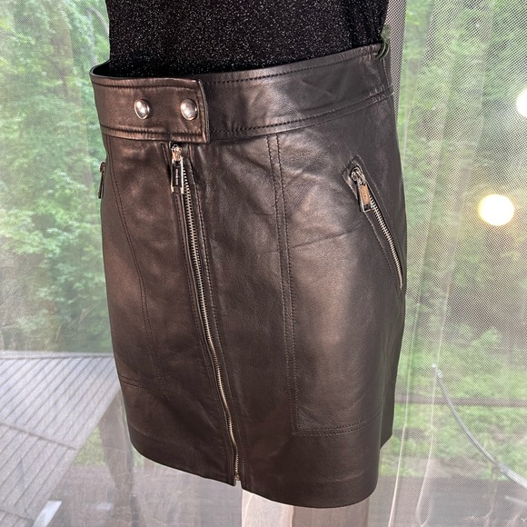 MICHAEL Michael Kors black leather skirt with silver details. Very cute. Size 6 - Picture 4 of 10